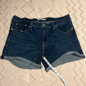 Levi’s Mid Length Shorts Size 32